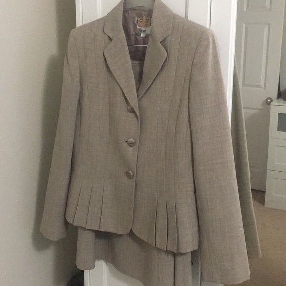 Vintage style Oat color 2 piece skirt/jacket suit - Picture 2 of 8